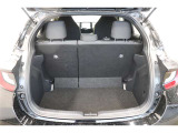 荷物の積みおろしがしやすいハッチバック。上方向にドアが開くので雨の日でも車内が濡れにくいですよ。