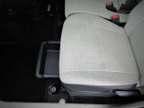ご覧のとおり、助手席シ-ト下にはちょっとした荷物スペ-スが有るんです。  何を入れてどんなふうに使うかはアナタ次第です♪