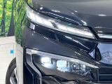 【LEDヘッドライト】悪天候や夜間走行時も良好な視界を確保し安心して運転できる高輝度LEDヘッドライトを装備!点灯速度が早く、消費電力も抑えられています。