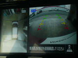 ☆全周囲カメラが駐車をアシスト☆4つの高解像度カメラで車の周囲を撮影!見えにくい死角の駐停車も驚く程に楽々です。バックカメラは、車庫入れの時は勿論、後方の安全確認もできて安心です♪