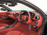 こちらは右ハンドルのお車でございます。内装色はRosso Ferrariを選択しております。