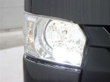 省電力に寄与する2連プロジェクター式LEDヘッドランプ(クリアスモーク加飾)が装備されています。