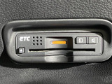 【ETC】有料道路を利用する際に料金所で停止することなく通過できる、ETC車載器(ノンストップ自動料金収受システム機器)が装備されています。セットアップを行うことで利用可能になります。