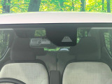 【エマージェンシーブレーキ】走行中に前方の車両等を認識し、衝突しそうな時は警報とブレーキで衝突回避と被害軽減をアシスト。より安全にドライブをお楽しみいただけます。