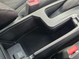 深さがあり手荷物をすっきりと収容できるボックスです。内部には12Vの電源ソケットも親切に完備しています。
