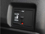 ◆片側電動スライドドア◆狭い駐車場でも乗り降りが楽々♪お子様が隣の車にドアを当ててしまう心配もございません!小さなお子様連れの方もこれで安心。