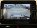 ギアを『R』に入れた後、カメラボタンを2回押すと、ナビ画面に後方の映像を映してくれるので、駐車がし易くなります。