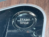プッシュエンジンスターターです。キーを取り出すことなくブレーキペダルを踏みながらボタンを押すだけでエンジンが始動できます。