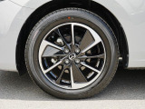 標準装備の純正16インチアルミホイール。タイヤサイズは185/60R16です。
