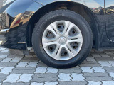 スチールホイール。純正ホイールカバー付き。タイヤサイズは185/70R14です。
