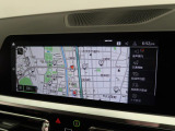 【純正ナビゲーション】BMWのナビゲーションは操作性も良く、詳細な地図情報と交通状況を見やすく表示し、快適なドライビングをサポートしながら目的地までナビゲートします。