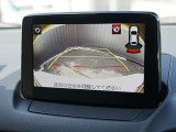 バックカメラを標準装備。駐車場などでの取り回しもスムーズに行っていただけます。