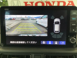バックギアに入れますとご覧のような画像に自動的に切り替わります。車庫入れ時に役立ちます。