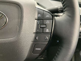 前方の車との車間を設定し、スピードを上げたり緩めたりを自動で行ってくれる追尾式の「レーダークルーズ」。上級装備の一つです!高級車にしかつかない嬉しい機能です。