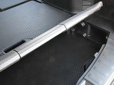 ラゲッジボードの下にも御覧のような収納が有ります。
