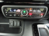 AUTOエアコンでいつでも快適な温度に!さらに運転席と助手席にはシートヒーターも付いています。