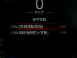 車線逸脱警報は、走行車線から逸脱しそうな場合にメーター内の警告灯とブザーで危険回避を知らせてくれる安全機能です♪