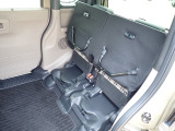 ◆チップアップ&ダイブダウン機構付【ULTR SEAT】は後席座面を左右分割で跳ね上げることができます。トランクで積載できない背の高い荷物をラクラク収納できます。ホンダ車ならではの人気装備です。