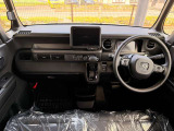 視界の良さと操作性を両立したインパネ。運転に集中しやすいホンダらしい設計です。