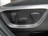 運転席はパワーシートなのでお好みのドライビングポジションに調整可能です♪