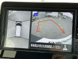 上空から見下ろしているかのような映像をディスプレイに映し出し、スムースな駐車をサポートします。画面は「トップビュー」のほか「サイドブラインドビュー」への切り換えが可能。ますます安心です