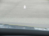 運転視界の遠方上方に虚像を投影することで前を見ながら情報の視認ができます。本当にドライバーが必要な情報を適切に伝え、楽しんで頂くことを考えた新世代装備です。※虚像は2.6m前方に浮かぶイメージです。
