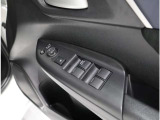 ドア内側、手の届きやすい位置にドアガラスの開閉スイッチ(パワーウインドウ)があります。運転席にはいたずら防止のためのロック付!