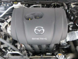 「SKYACTIV-G(ガソリン)」は、規格外の高圧縮を実現し、世界のエンジン技術者に驚きを与えました。さらに、それを維持したままノッキングの発生を抑え、熱効率を向上、走りにも寄与したエンジンです。