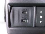 便利な充電用USBジャックも付いています。