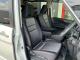 運転席と助手席はアームレストがついていますのでゆったりお座りになられます。