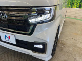 【LEDヘッドライト】悪天候や夜間走行時も良好な視界を確保し安心して運転できる高輝度LEDヘッドライトを装備!点灯速度が早く、消費電力も抑えられています。