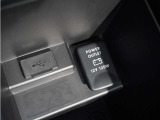 【USBジャック】充電をスマートに。スマートフォンやタブレット、携帯ゲーム機などの充電が可能。