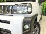 【LEDヘッドライト】悪天候や夜間走行時も良好な視界を確保し安心して運転できる高輝度LEDヘッドライトを装備!点灯速度が早く、消費電力も抑えられています。