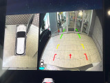 【マルチテレインモニター】車のフロントやサイドのカメラ画像を同時にモニター表示することで、悪路や狭い道を走行時でも周囲の状況確認ができ安心!本格SUVにうれしい装備です♪