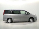 両側パワースライドドア付きだから、狭い駐車スペースなどでの 乗り降りラクラク!小さなお子さまのいるご家庭には嬉しい装備。