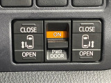 【両側パワースライドドア】スマートキーや運転席のスイッチで後席両側スライドドアの開閉が可能♪電動だから力を入れてドアを開ける必要が無く、小さなお子様でも簡単に開け閉めでき快適です♪