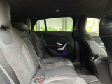 メルセデスのシートは少し硬めになっております。長時間の運転の際、適度な反発があることでお尻や腰の負担を減らす効果が御座います。