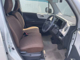 運転席側からの前席の画像です。