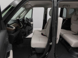 厚みがあって、座り心地のいいソファのようなシート。運転席も助手席もリラックスしてゆったりと座れます。