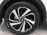 195/60R17タイヤ&17&times;6Jアルミホイール(切削光輝+ブラック塗装)を装着しています。