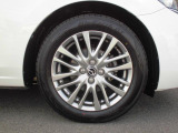 標準装備の純正16インチアルミホイール。タイヤサイズは185/60R16です。