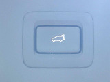 【パワーバックドア】スマートキーや運転席のボタンを押すだけでリアゲートが自動で開閉します!荷物を持っている時や、高い位置にあるバックドアを閉める際に便利な機能です♪