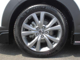 18インチ純正アルミホイールを装備。タイヤサイズは215/55R18となります。