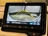 リバースギアに入れるだけで後方の表示へ切り替わります。夜間や雨の日の駐車も楽になりますよ。