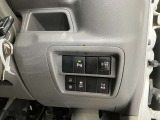 車線逸脱警報装置付きです!フロントカメラによりレーンマーカーを検知し、意図せずに走行車線から逸脱しそうな場合、メーター内のディスプレイ表示とブザーで注意を喚起します。