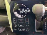 【オートエアコン】一度お好みの温度に設定すれば、車内の温度を検知し風量や温度を自動で調整。暑い&hellip;寒い&hellip;と何度もスイッチ操作をする必要はありません。快適な車内空間には必須の機能ですね♪