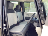 フロントシートはベンチシートです。ベンチシ―トは運転席と助手席の移動もスムーズ!狭い駐車場での乗り降りに便利です。シートの間にコンソールボックスやドリンクホルダーがないため、車内空間も広く感じます
