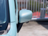 狭い駐車場でも安心。スイッチ操作だけでドアミラーの格納展開が可能。電動格納式リモコンドアミラー!