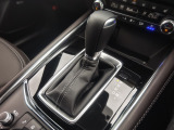 アクセルペダルを踏み込む量や速さに応じて変速パターンを制御し、人馬一体の運転感覚を発揮してくれる6速オートマ!