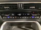 温度の設定のみで快適な風量やモードなどを自動調整してくれるフルオートエアコンを装備!運転席側、助手席側で左右独立して温度調節も可能です!